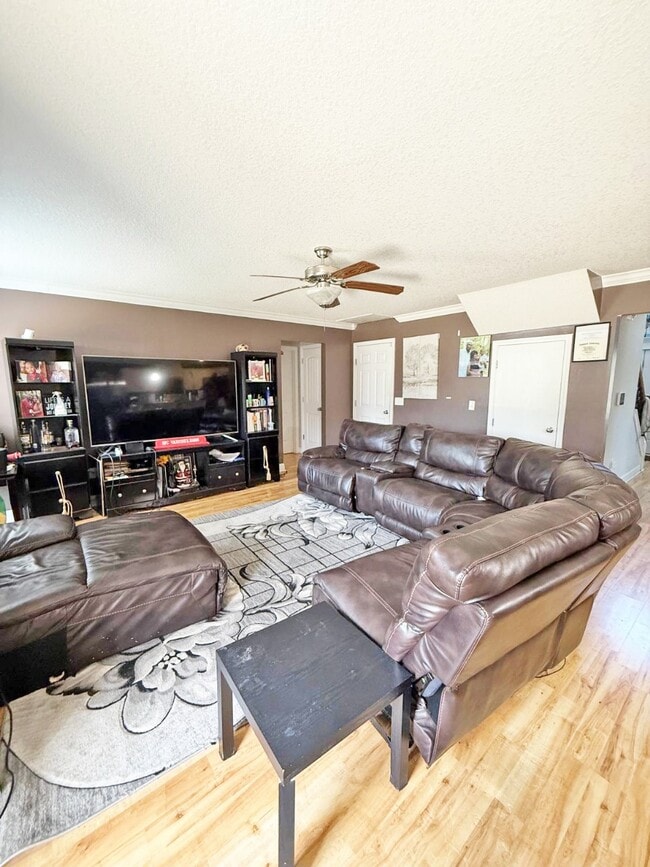 Building Photo - 721 Highgrove Ct