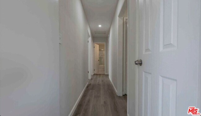 Building Photo - 817 N Kingsley Dr