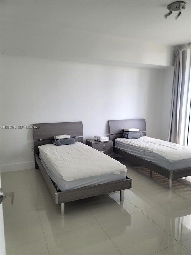 Building Photo - 475 Brickell Ave