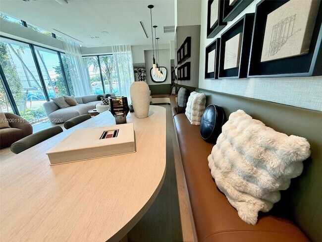 Building Photo - 9901 W Bay Harbor Dr