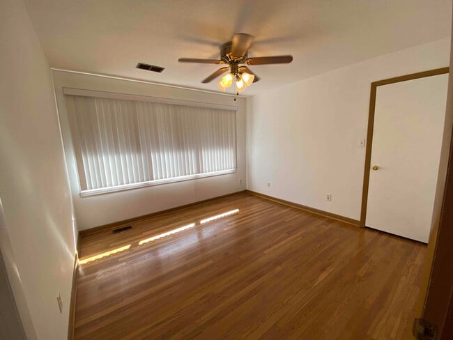 Building Photo - 1208 Skyline Dr