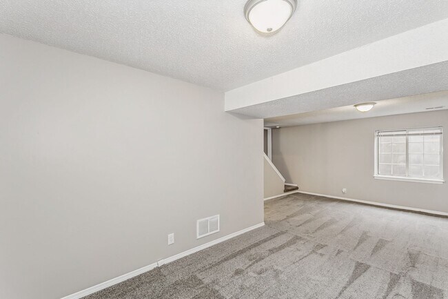 Building Photo - WEST Side Duplex for rent! Spacious 3 bed/2 bath duplex for rent! Move In Special- 1/2 off 2nd mo...