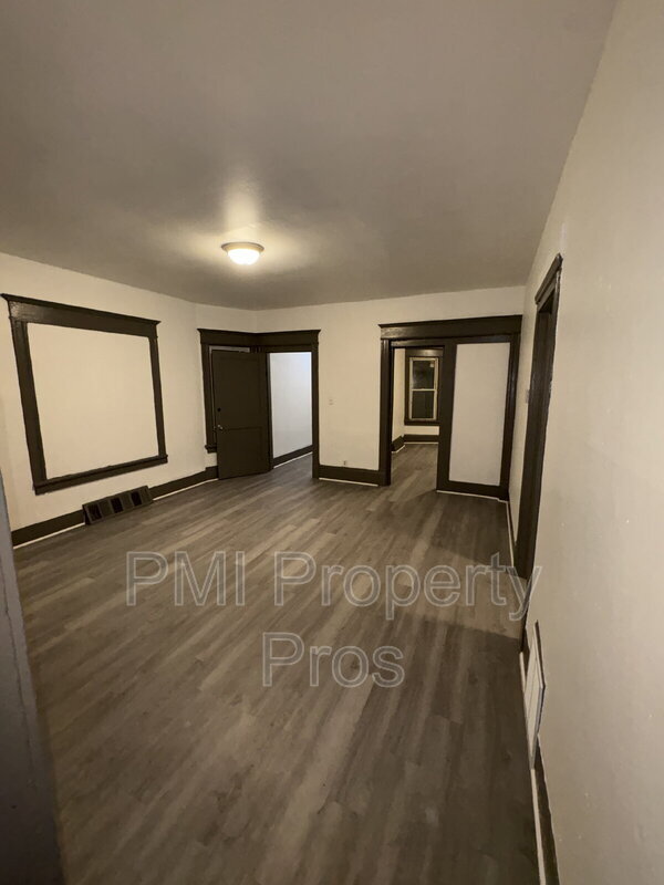 Building Photo - 140 E Chambers St