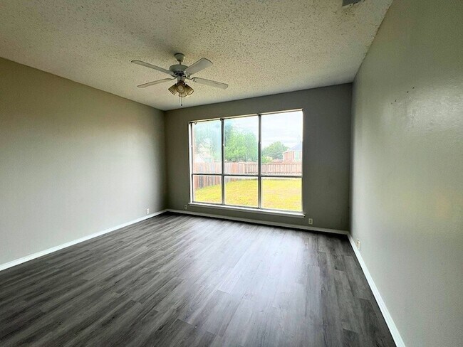 Building Photo - 2805 Crater Lake Ln