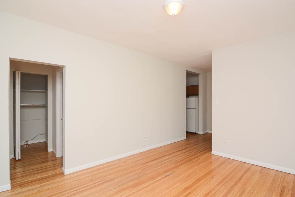 Building Photo - 627.5 W Barry Ave