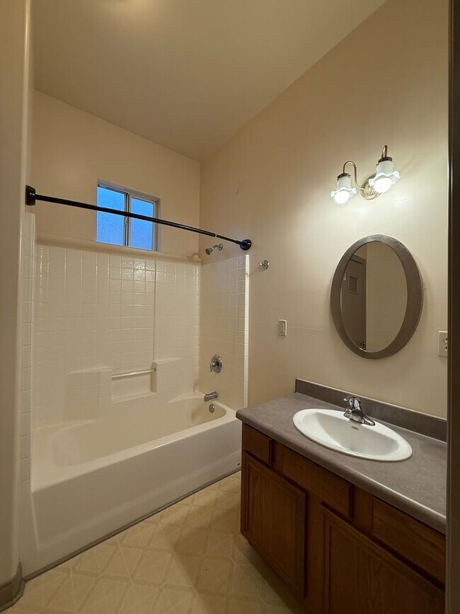 Building Photo - 522 Center St