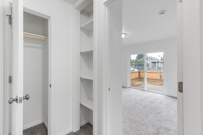 Building Photo - TWO BEDROOM ONE BATH APARTMENT IN LONGVIEW