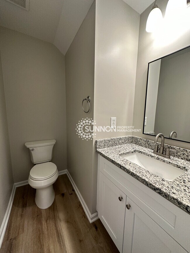 Building Photo - Newly Remodeled 5 Bed 2.5 Bath