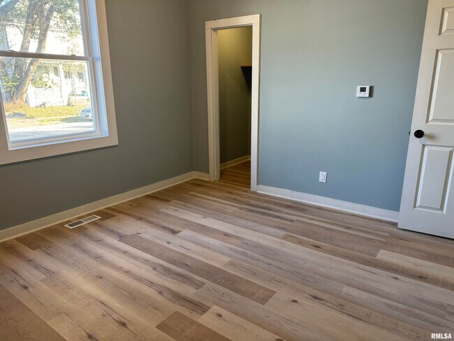 Building Photo - 627 N Division St