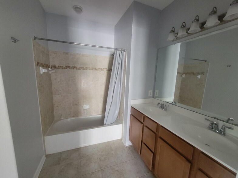 Building Photo - 5614 Virginia Ln
