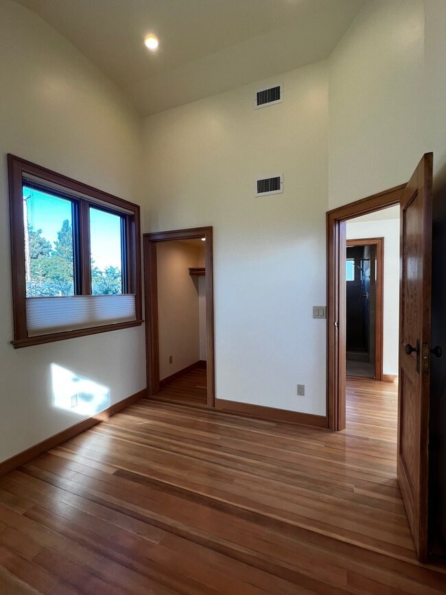 Building Photo - Rare 1 Bedroom/1 Bathroom ADU (With PG&E &...