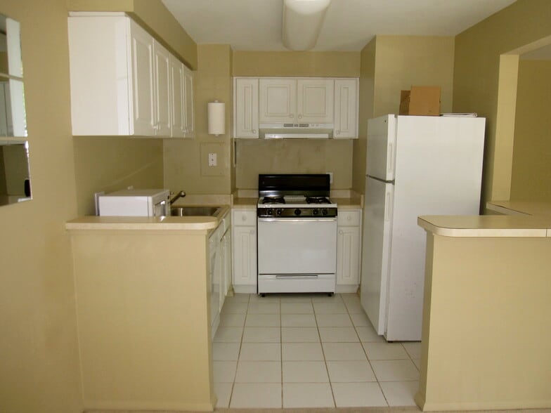 Kitchen - 12 S Van Dorn St