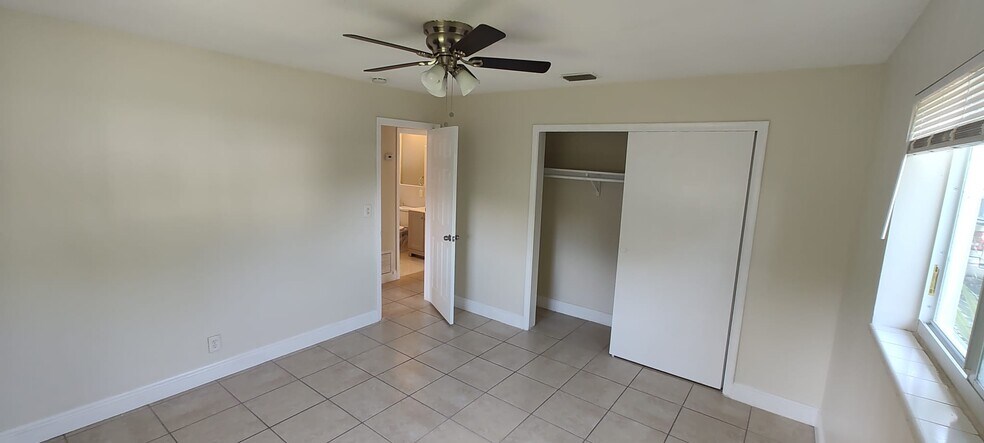 Building Photo - 2504 NW 9th Ln