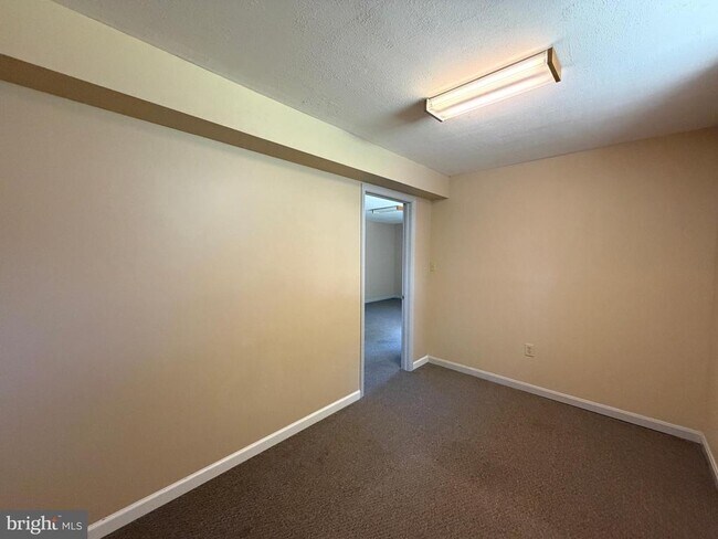 Building Photo - 407 Tamarack Cir