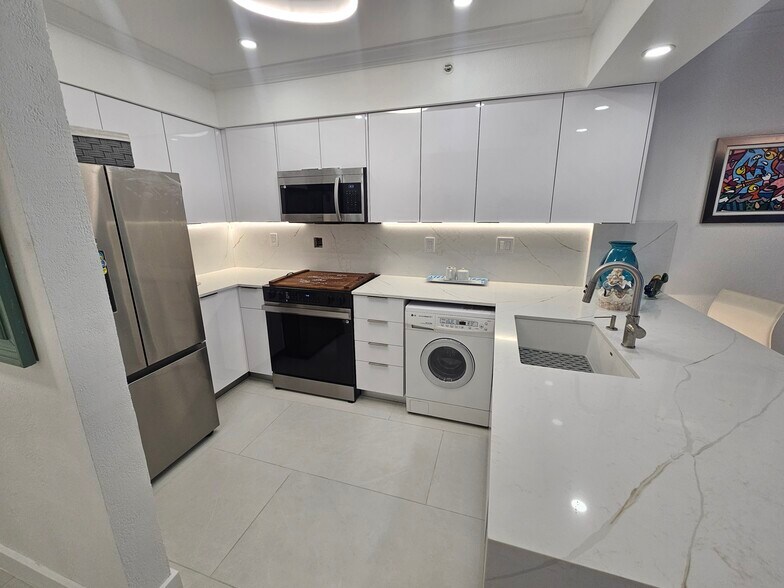 Building Photo - 2501 S Ocean Dr