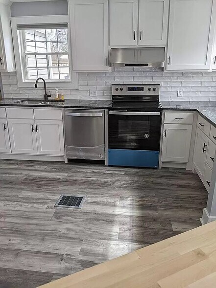 Kitchen - 115 E Lima St