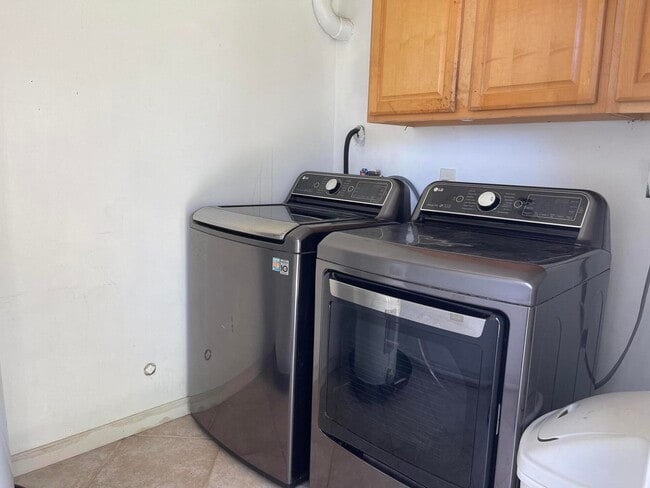 Building Photo - 701 SE 4th St