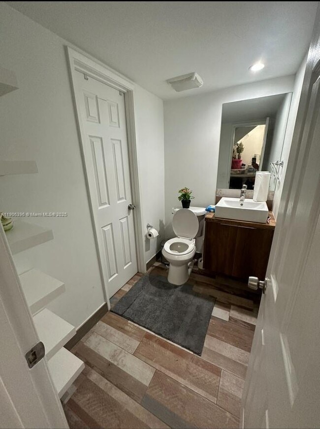 Building Photo - 9220 Fontainebleau Blvd