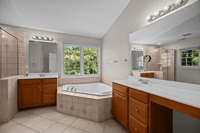 Building Photo - Beyond Stunning Home!