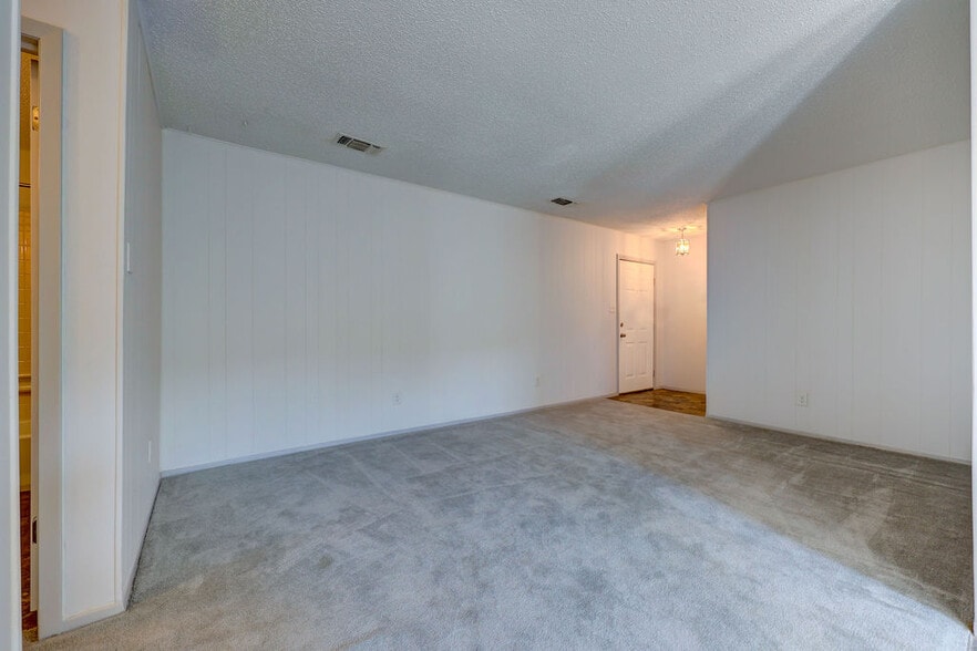 Building Photo - 8600 Woodstone Dr