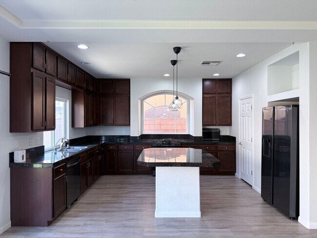 Building Photo - Great 5 bedroom home with RV Parking! Loca...