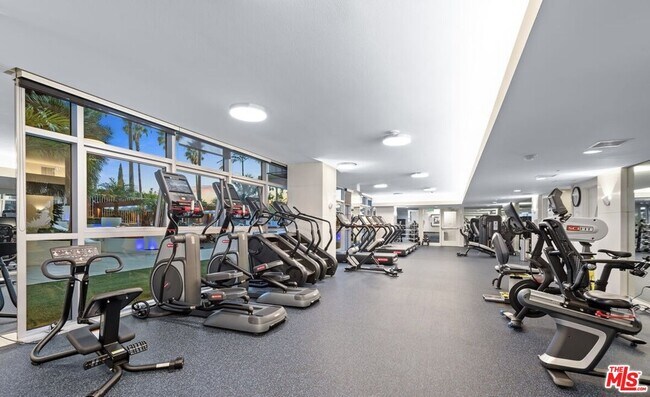 Building Photo - 13700 Marina Pointe Dr