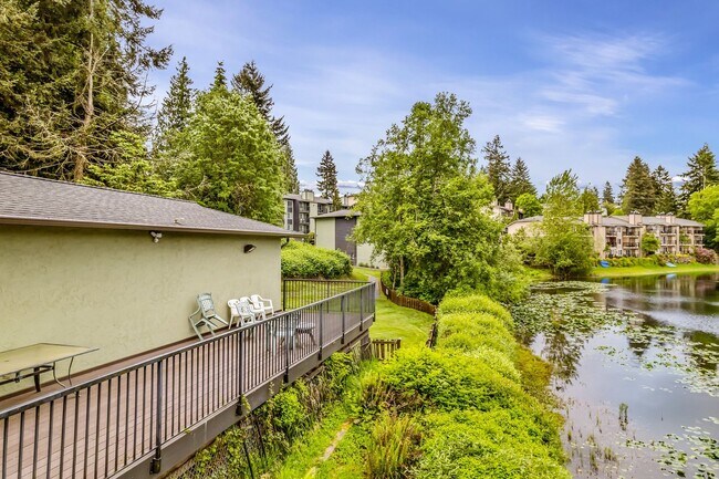 Building Photo - 2 Bedroom 2 Bathroom Sits Right on the Sho...