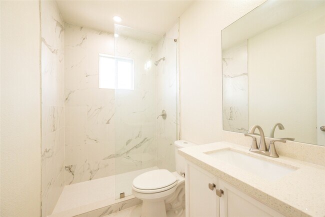 Building Photo - 914 Church St