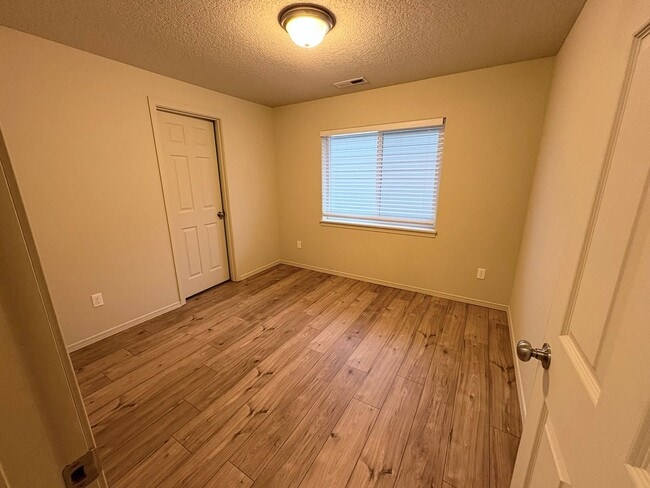 Building Photo - ONE MONTH FREE OF RENT!! Well Maintained, High Ceilings, Bonus Room, Great Location!