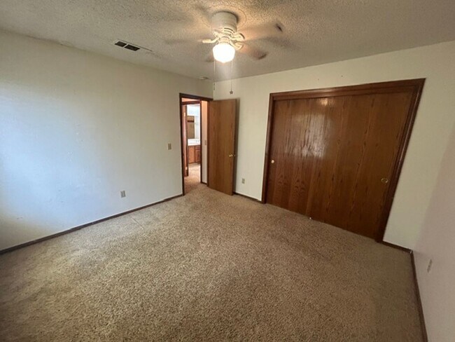 Building Photo - 6025 W Paradise Ave