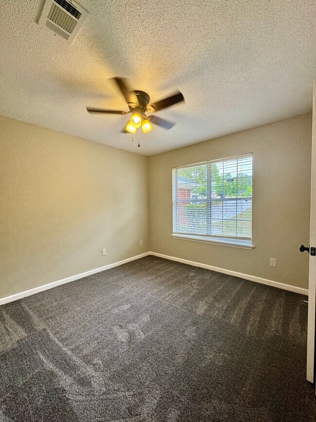 Building Photo - Your Private Retreat 3 Bedroom 2 Bath RentalAwaits!