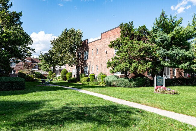 Building Photo - Lawrence Woods