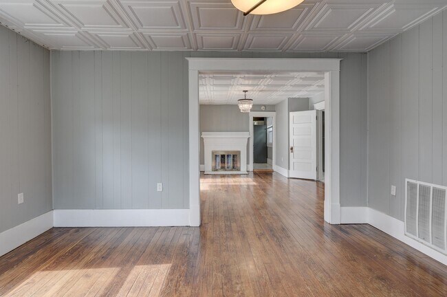 Building Photo - 310 N Jackson Ave