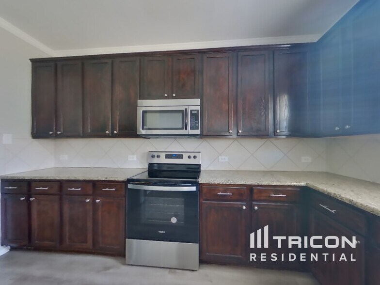 Building Photo - 421 Emerald Creek Dr