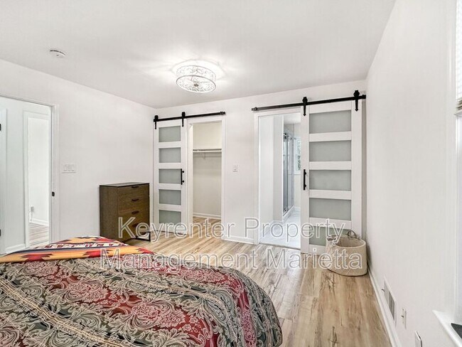 Building Photo - 651 Inglis Dr S E