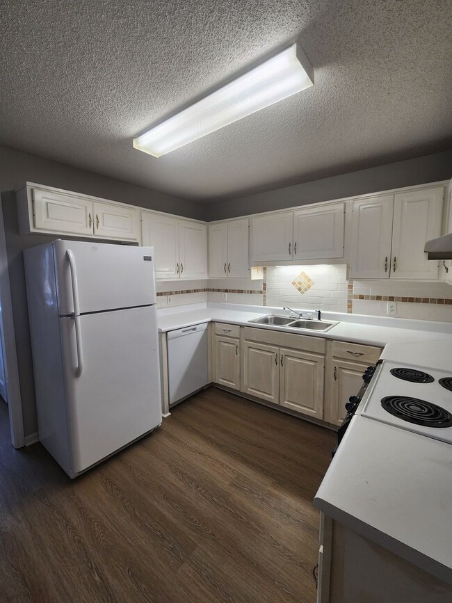 Building Photo - 6000 Susan Cir