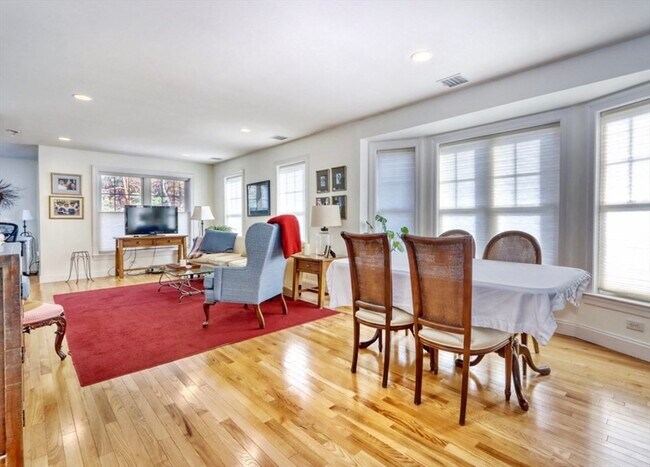 Building Photo - 32 Lagrange St