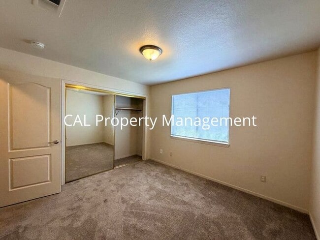 Building Photo - Rare 4 bedroom 2 bath rental in Pine Meadow Estates King City!
