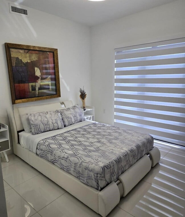 Building Photo - Northwest 12th Avenue, Florida City, FL 33034 - 5 BR 4.5 BA single-family home