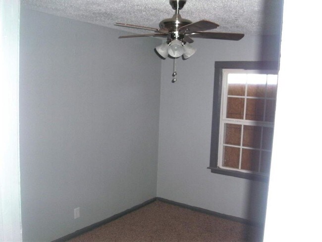 Building Photo - 2468 N Vandalia Ave