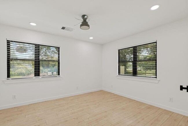 Building Photo - 2802 County Rd 209