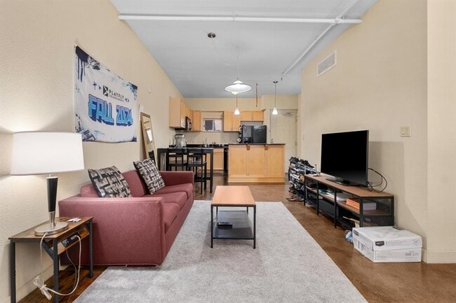 Building Photo - 711 W 26th St