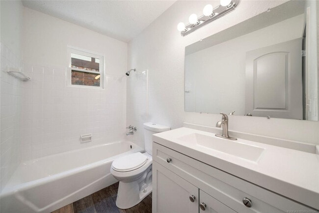 Building Photo - Lafortune Park Duplex
