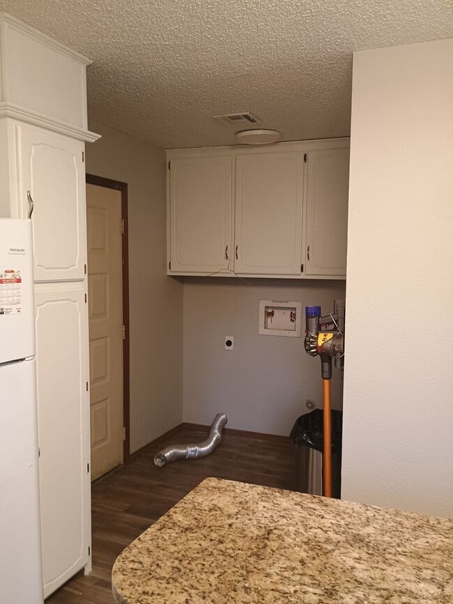 Building Photo - Country living at its BEST ! 3 bedroom 2 b...