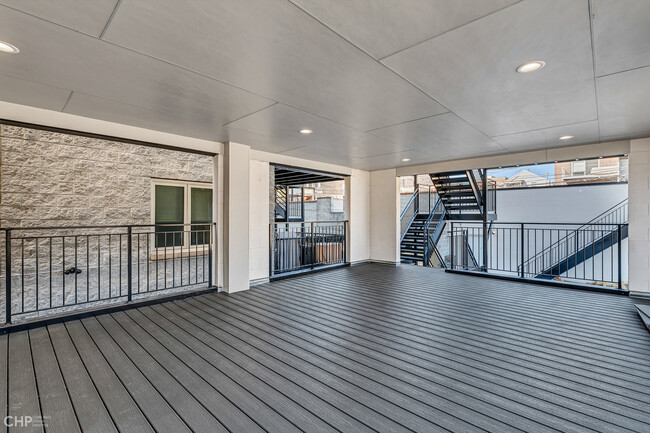 Building Photo - 1328 W Hubbard St