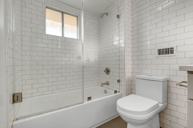Building Photo - This spacious 1 bed, 1 bath apartment in a small, peaceful property in prime Lincoln Heights is n...