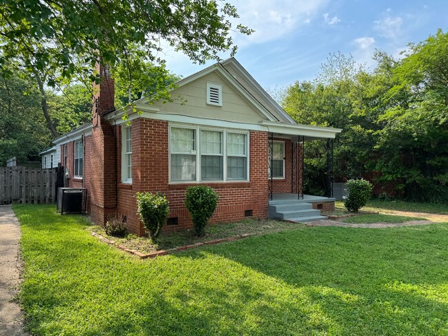 Building Photo - Gorgeous Features! 3 Bedroom with Bonus room