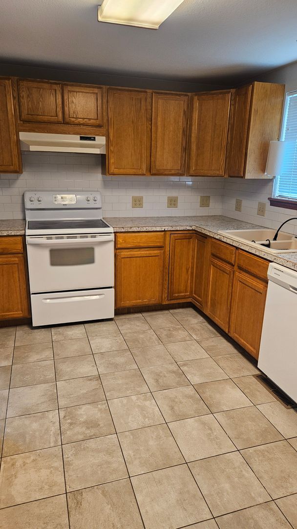 Building Photo - Clean 4 Bedroom Home near CSU