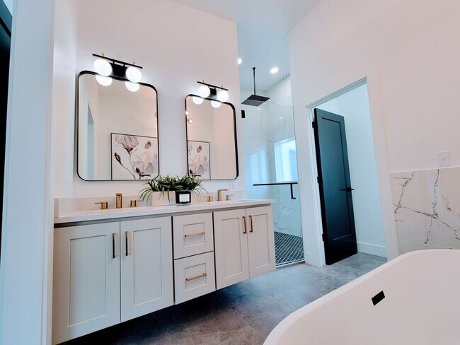 Building Photo - ABSOLUTELY UNBELIEVABLE NEW HIGH END CUSTOM HOME!
