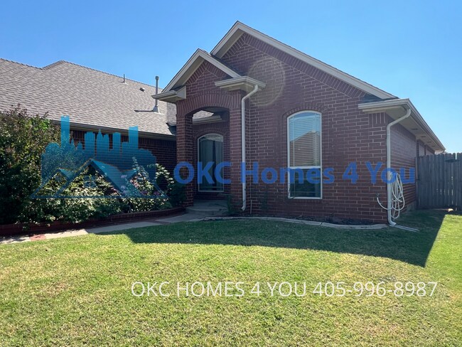 Building Photo - Executive Home in Yukon Schools